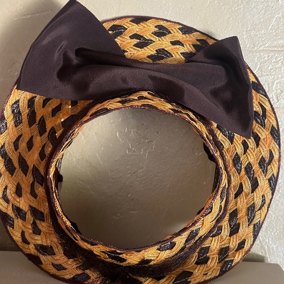 FASCINATING 1930s\' BLACK/GOLD STRAW OPEN CROWN WIDE BRIM \